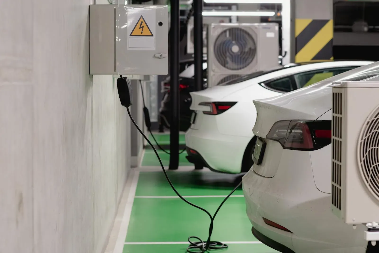 Borne de recharge IRVE Wallbox Pulsar Plus installée par ELC en parking copropriété à Beauvais