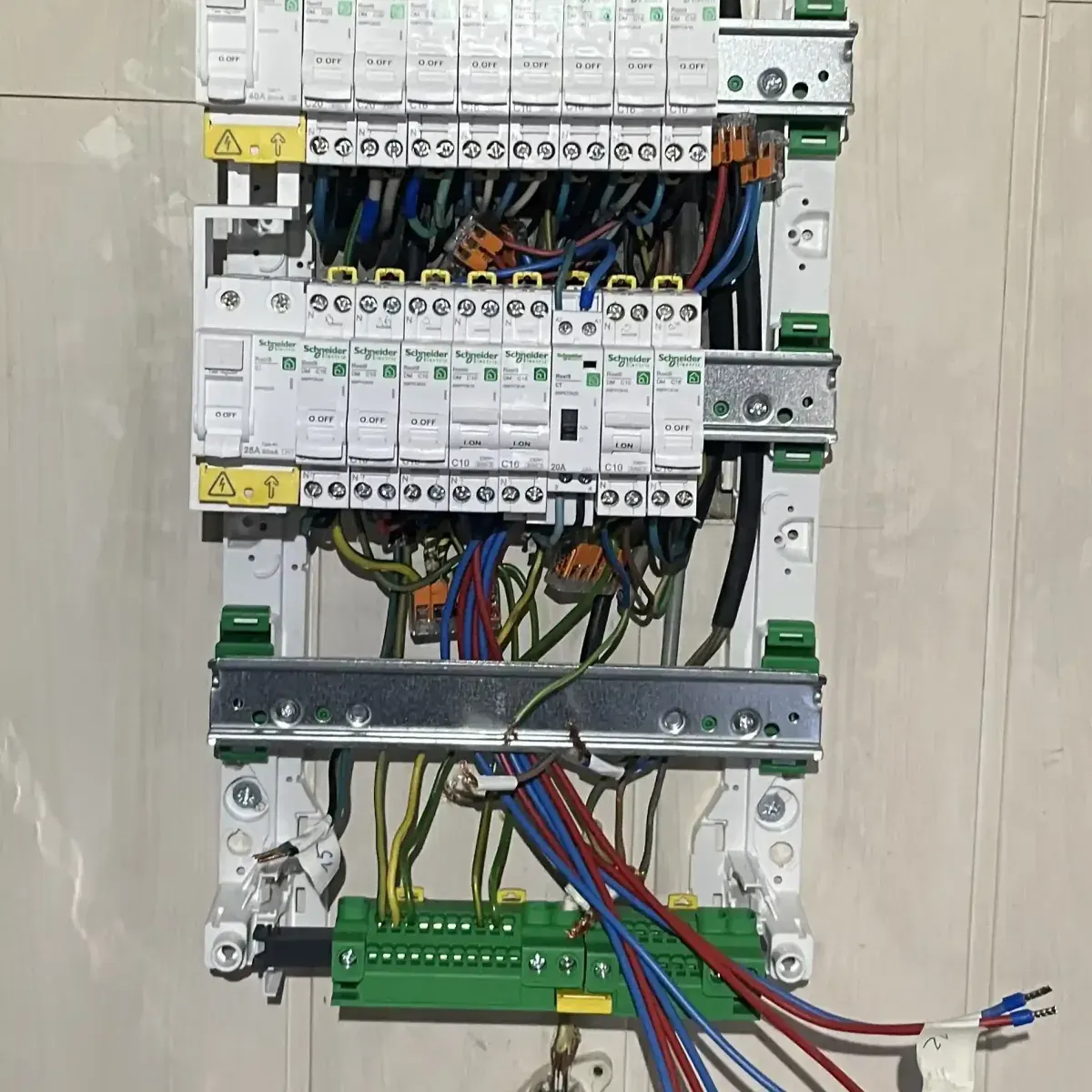 Tableau électrique conforme NF C 15-100 dans une habitation de Beauvais — ELC électricien certifié Tableau électrique conforme NF C 15-100 dans une habitation de Beauvais — ELC électricien certifié